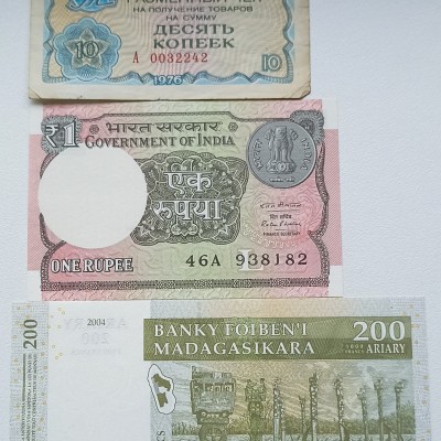 Banknotai 3 vienetai.